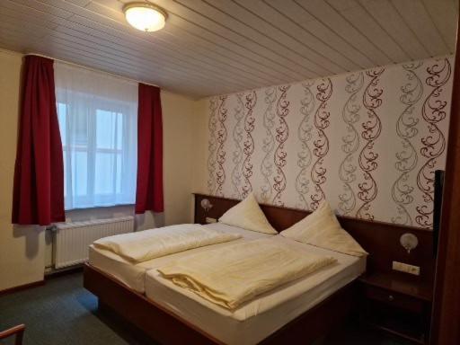 Hotel Weinhaus Am Stiftstor Трайс-Карден Экстерьер фото